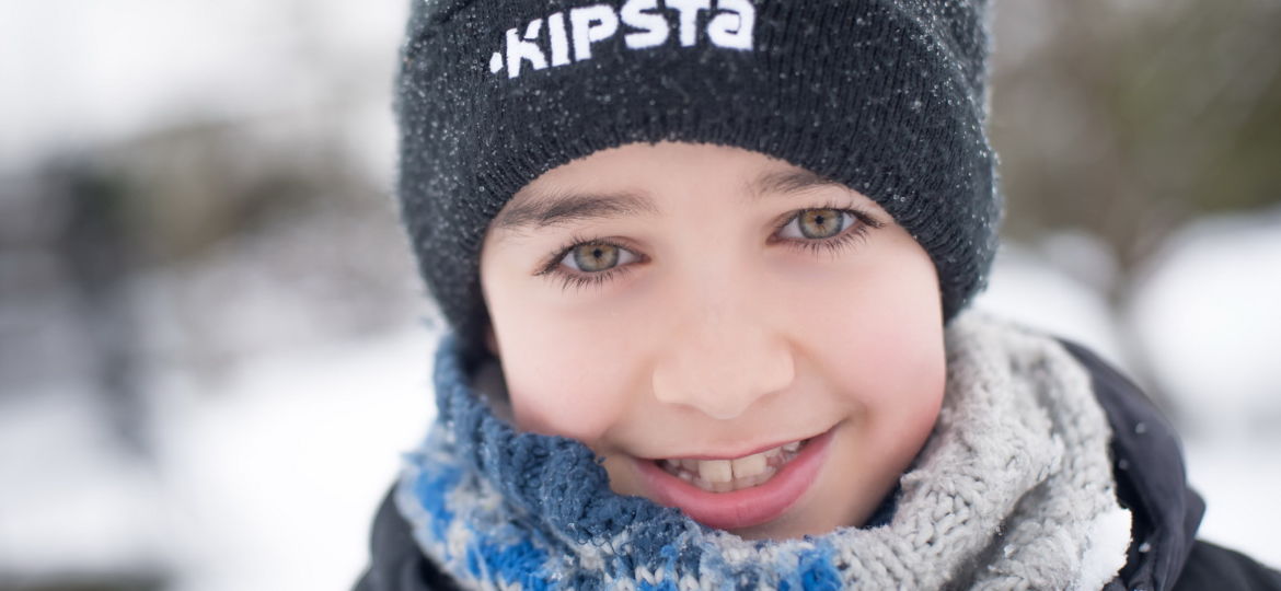 Portrait d'un enfant à la neige