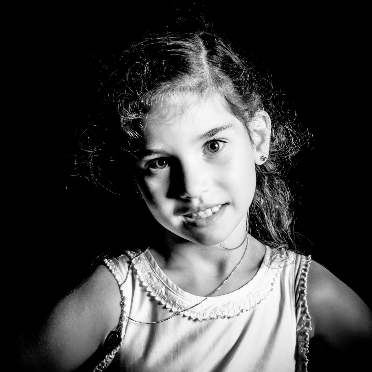 Portrait noir et blanc d'un enfant